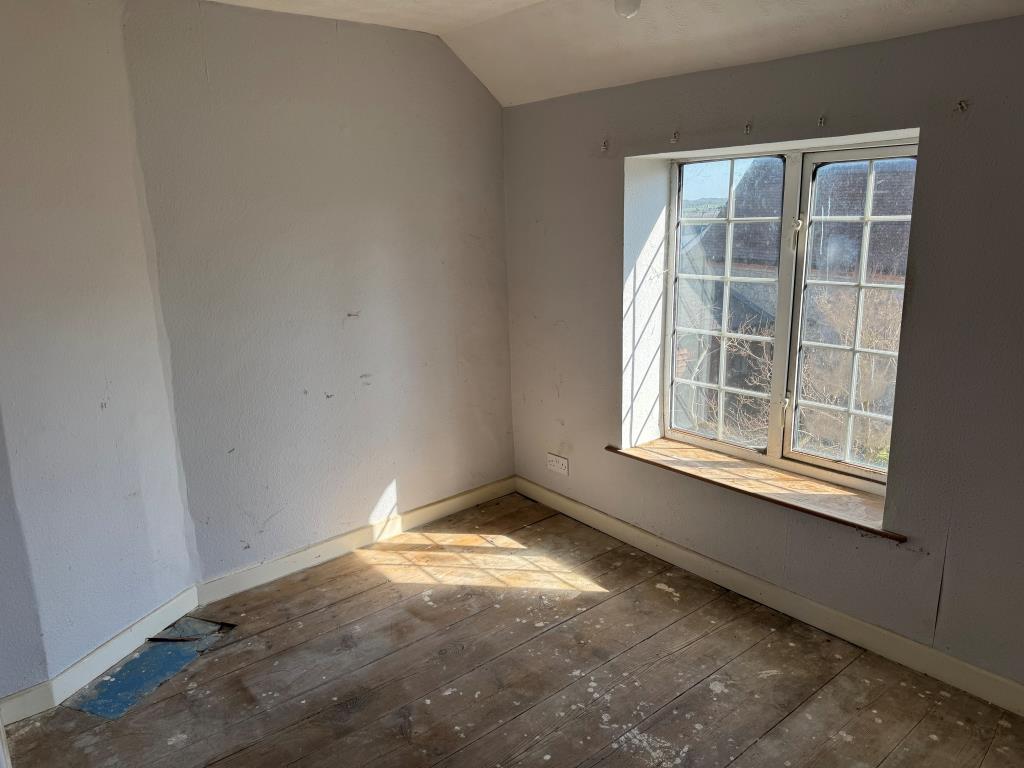 Lot: 71 - FREEHOLD THREE-BEDROOM COTTAGE FOR IMPROVEMENT - A Bedroom on the First Floor